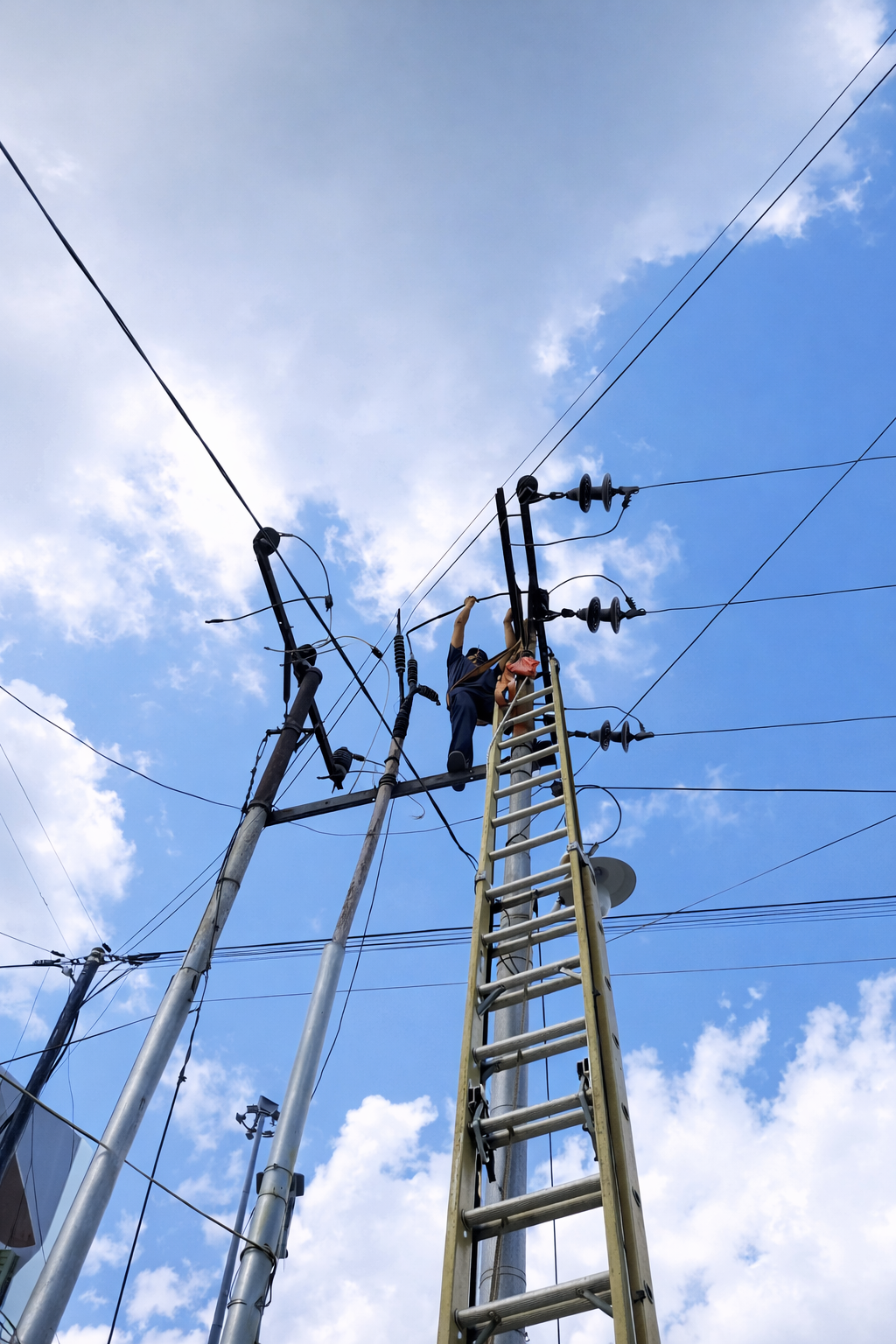 Usaha Kelistrikan PERUMDA Tuah Sekata